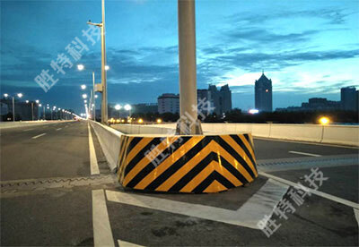 天津津薊高速安裝的高度公路橋墩防撞設(shè)施